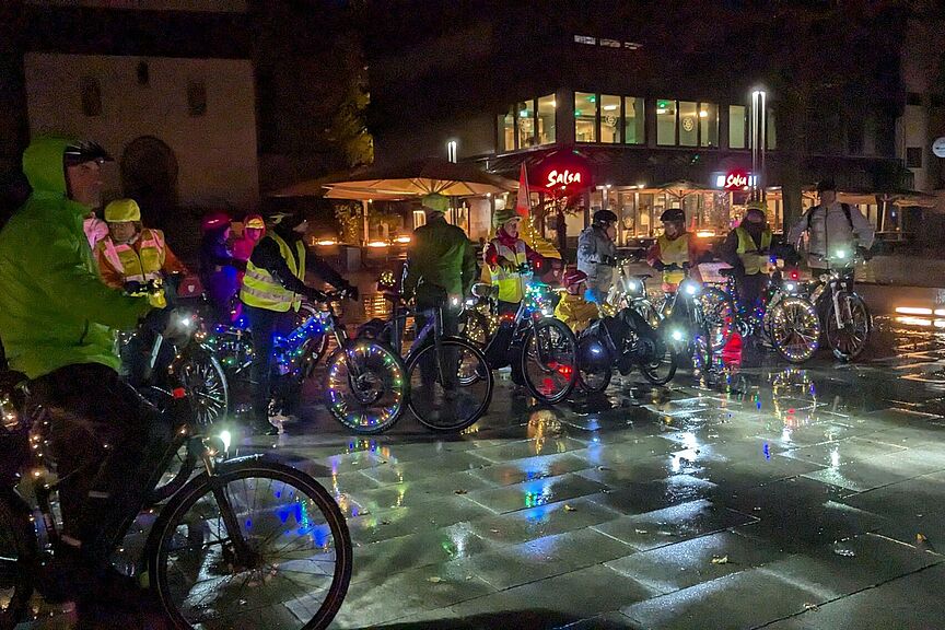 Auch der anhaltende Regen konnte die Radler nicht von der Laternentour abhalten.