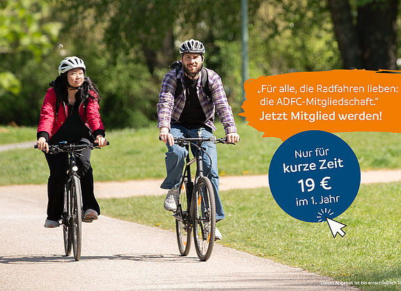 Zwei Menschen fahren mit Fahrradhelm auf einem breiten Weg durch einen grünen Park. Im Bild steht ein Angebot zur ADFC-Mitgliedschaft für 19 Euro im ersten Jahr.