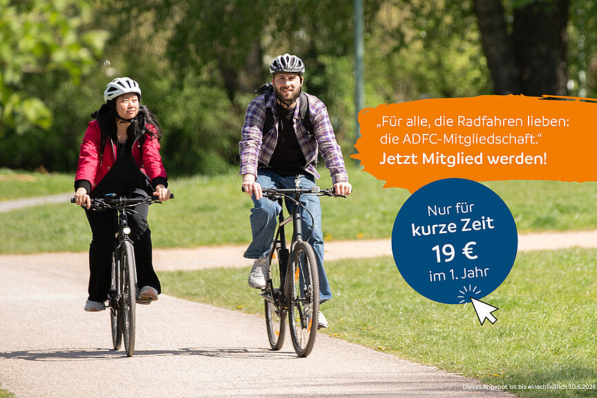 Mitgliederwerbung 2026 Großbild V4 Zwei Menschen fahren mit Fahrradhelm auf einem breiten Weg durch einen grünen Park. Im Bild steht ein Angebot zur ADFC-Mitgliedschaft für 19 Euro im ersten Jahr.